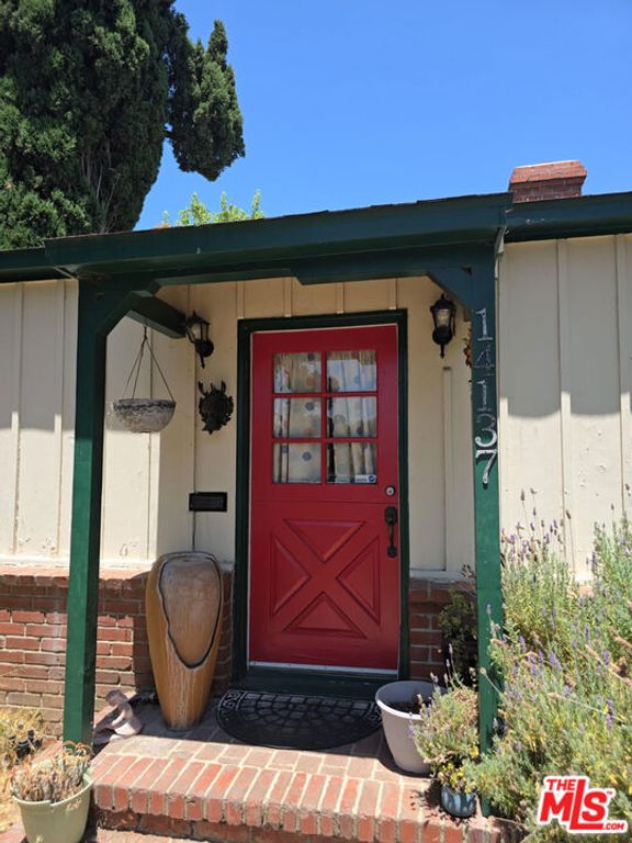 14137 Hamlin Street, Los Angeles, CA 91401