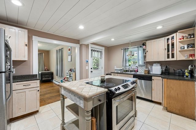 138 Charlton St, Southbridge, MA 01550