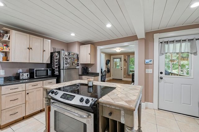138 Charlton St, Southbridge, MA 01550