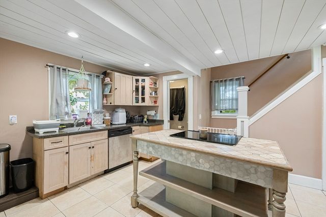 138 Charlton St, Southbridge, MA 01550