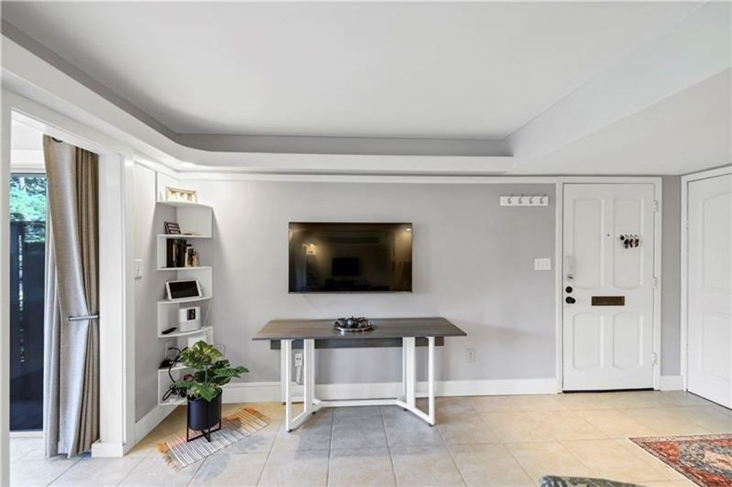 Image 6 of property listing at 141 Maison NW Place, Atlanta, GA 30327