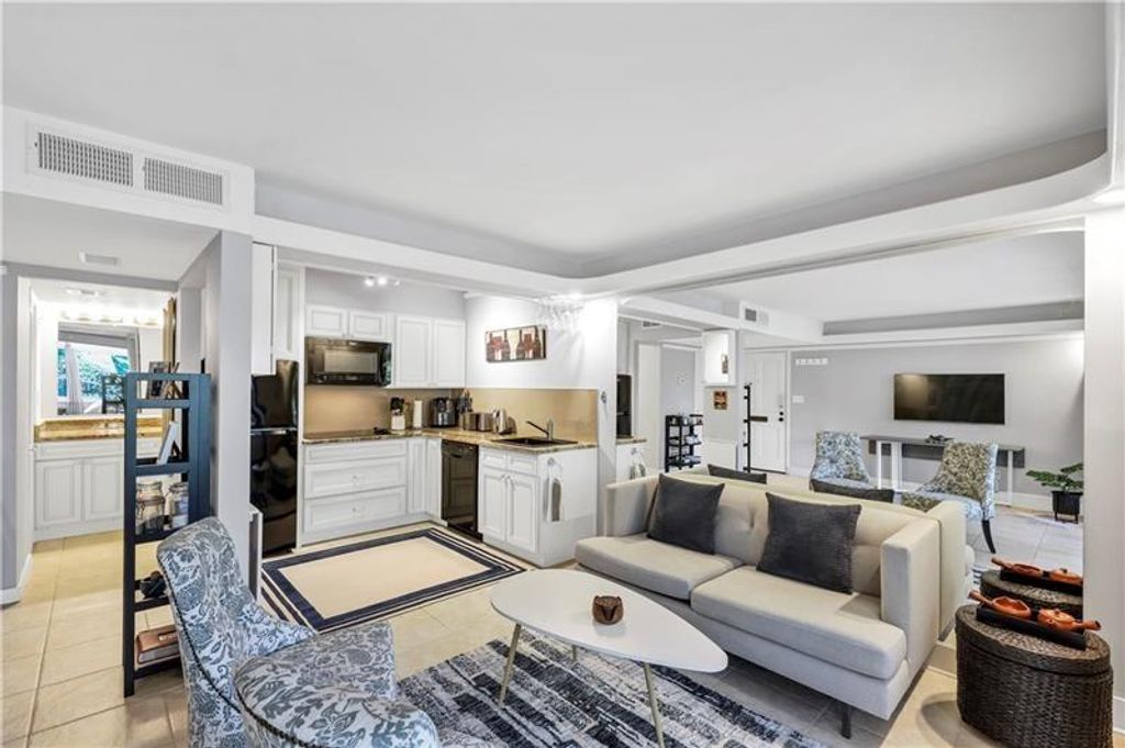 Image 7 of property listing at 141 Maison NW Place, Atlanta, GA 30327