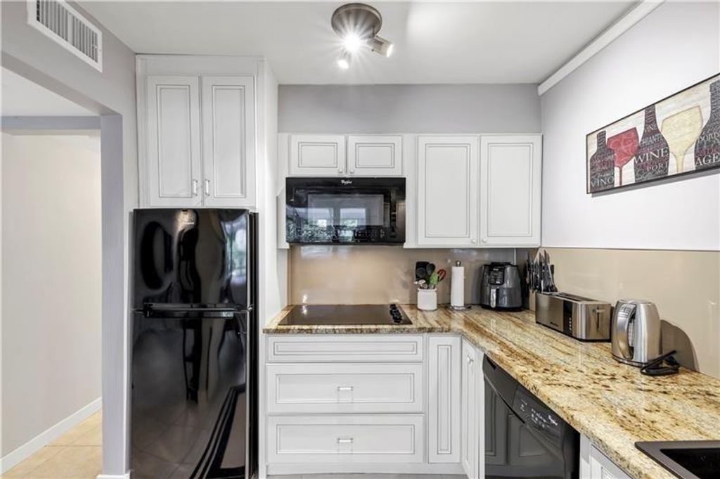 Image 9 of property listing at 141 Maison NW Place, Atlanta, GA 30327