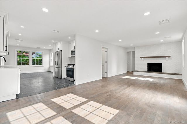 13 Campbell Lane, East Islip, NY 11730