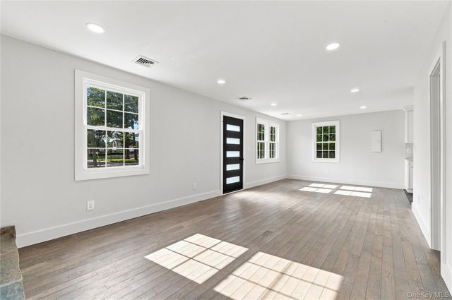 13 Campbell Lane, East Islip, NY 11730
