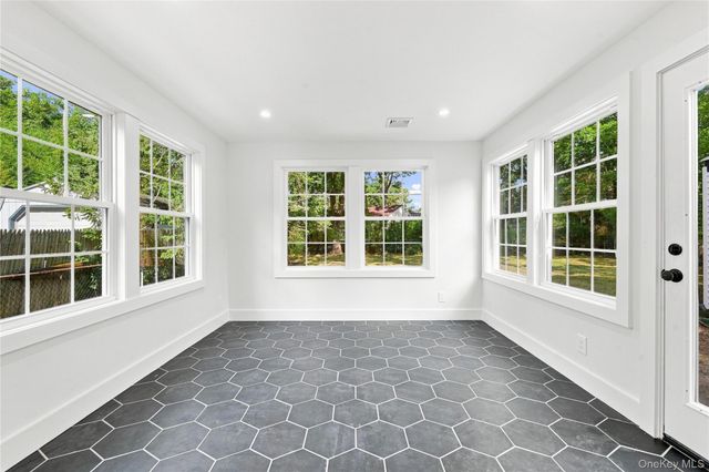 13 Campbell Lane, East Islip, NY 11730