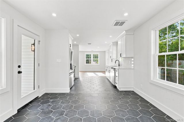 13 Campbell Lane, East Islip, NY 11730