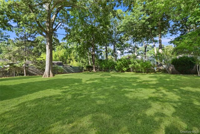 13 Campbell Lane, East Islip, NY 11730
