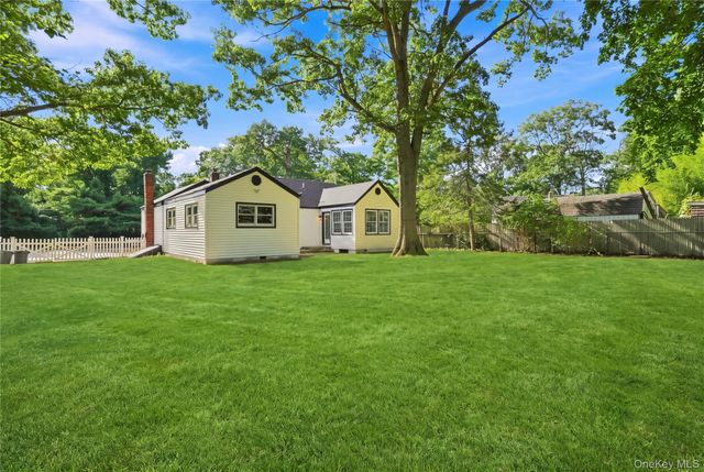 13 Campbell Lane, East Islip, NY 11730