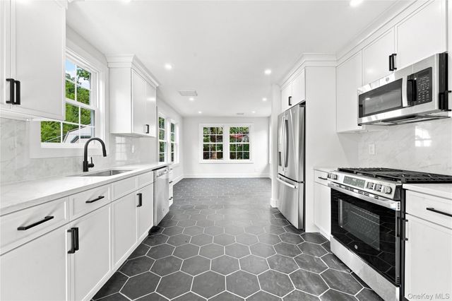 13 Campbell Lane, East Islip, NY 11730