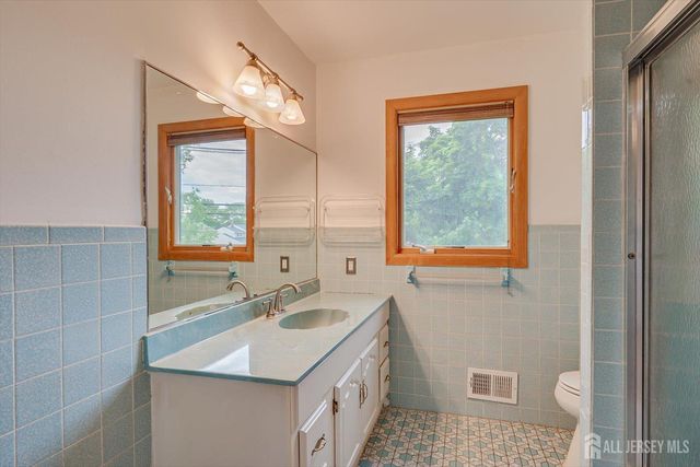 688 Grove Avenue, Edison, NJ 08820