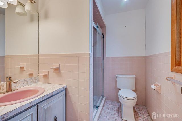 688 Grove Avenue, Edison, NJ 08820