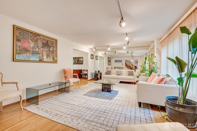 688 Grove Avenue, Edison, NJ 08820