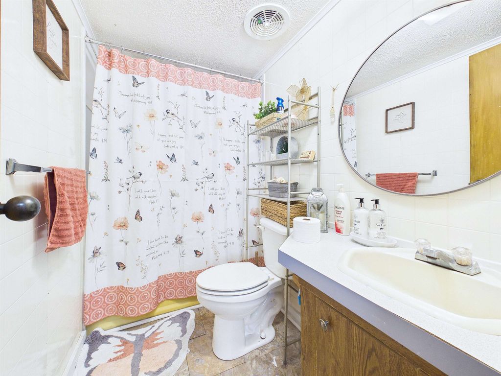 Image 14 of property listing at 2692 Foley Cutoff Road, Perry, FL 32348