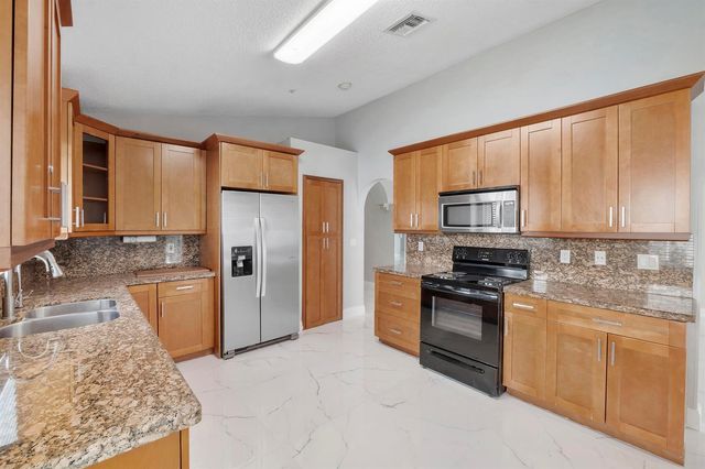 17646 SW 10th Street, Pembroke Pines, FL 33029