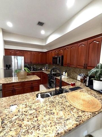 7770 NW 161st Ter, Miami Lakes, FL 33016