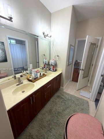 7770 NW 161st Ter, Miami Lakes, FL 33016