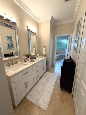 7770 NW 161st Ter, Miami Lakes, FL 33016