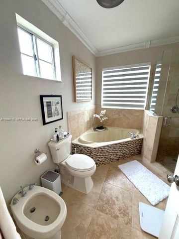 7770 NW 161st Ter, Miami Lakes, FL 33016