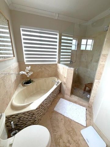 7770 NW 161st Ter, Miami Lakes, FL 33016