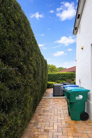 7770 NW 161st Ter, Miami Lakes, FL 33016