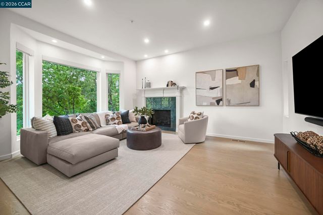 1 Oakview Terrace, Orinda, CA 94563