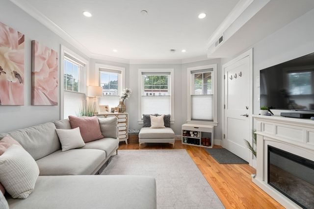 652 Hyde Park Ave. 2R, Boston, MA 02131