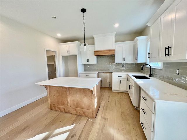 1929 Longview Drive, Liberty, MO 64068