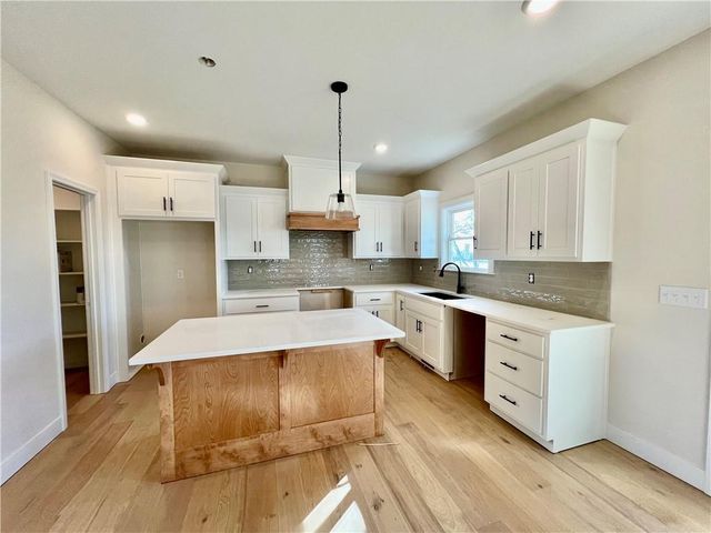 1929 Longview Drive, Liberty, MO 64068