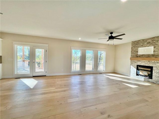 1929 Longview Drive, Liberty, MO 64068