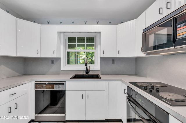 4 Knox Lane, Manalapan, NJ 07726