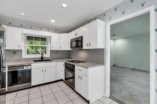 4 Knox Lane, Manalapan, NJ 07726