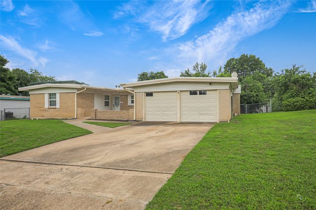 8033 Pinewood Drive, Benbrook, TX 76116