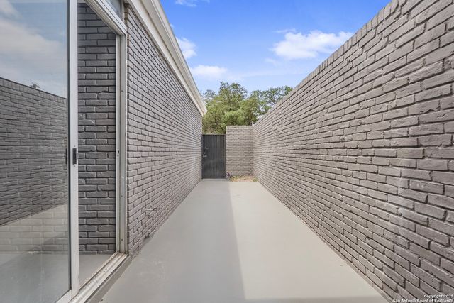 385 Fenwick Dr, Windcrest, TX 78239
