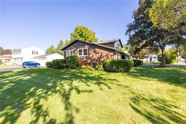 8 Flagstaff Drive, Irondequoit, NY 14622