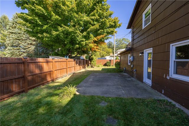 8 Flagstaff Drive, Irondequoit, NY 14622