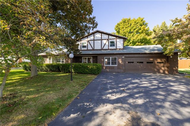 8 Flagstaff Drive, Irondequoit, NY 14622