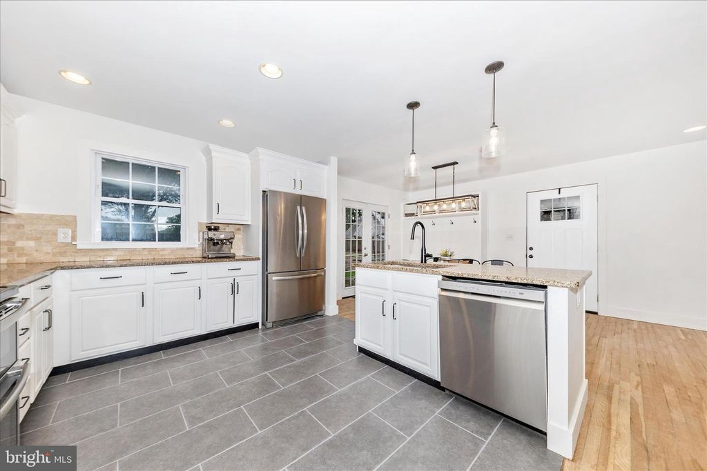 Image 12 of property listing at 28513 WOODVIEW DR, Damascus, MD 20872