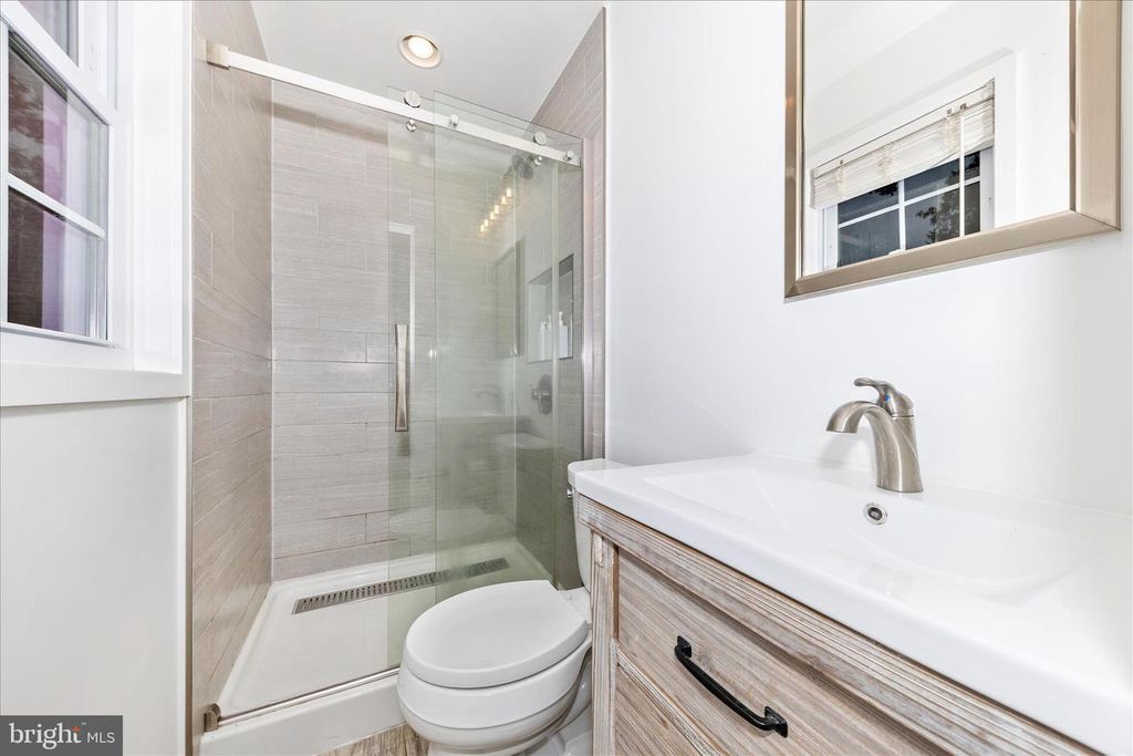 Image 20 of property listing at 28513 WOODVIEW DR, Damascus, MD 20872