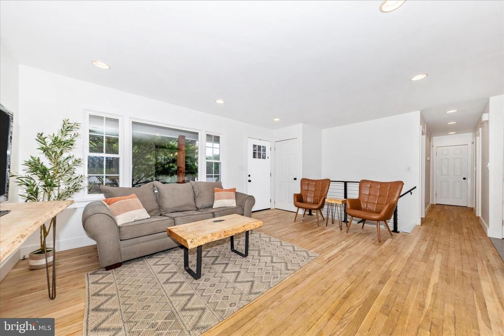 Image 5 of property listing at 28513 WOODVIEW DR, Damascus, MD 20872