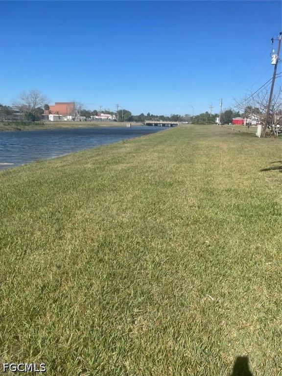 1927 NW 9th PL, Cape Coral, FL 33993