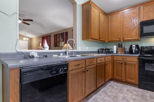 102 Camellia DR, Hutto, TX 78634