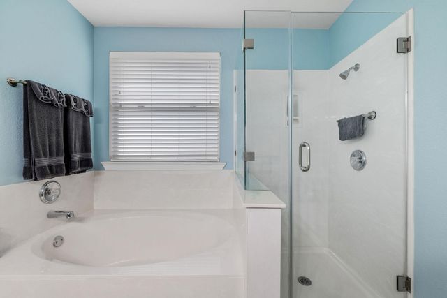 102 Camellia DR, Hutto, TX 78634