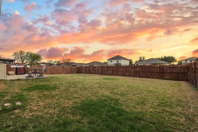 102 Camellia DR, Hutto, TX 78634