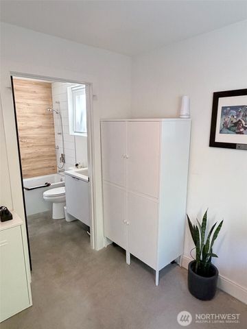 105 NE 40th Street, Seattle, WA 98105