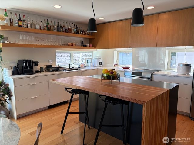 105 NE 40th Street, Seattle, WA 98105