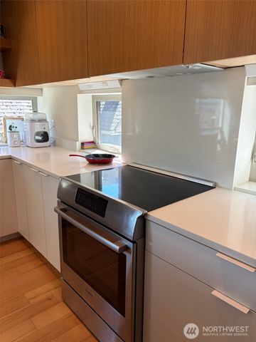 105 NE 40th Street, Seattle, WA 98105