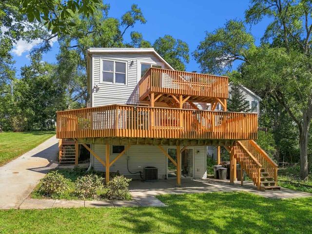 205 Hillside Drive, Island Lake, IL 60042