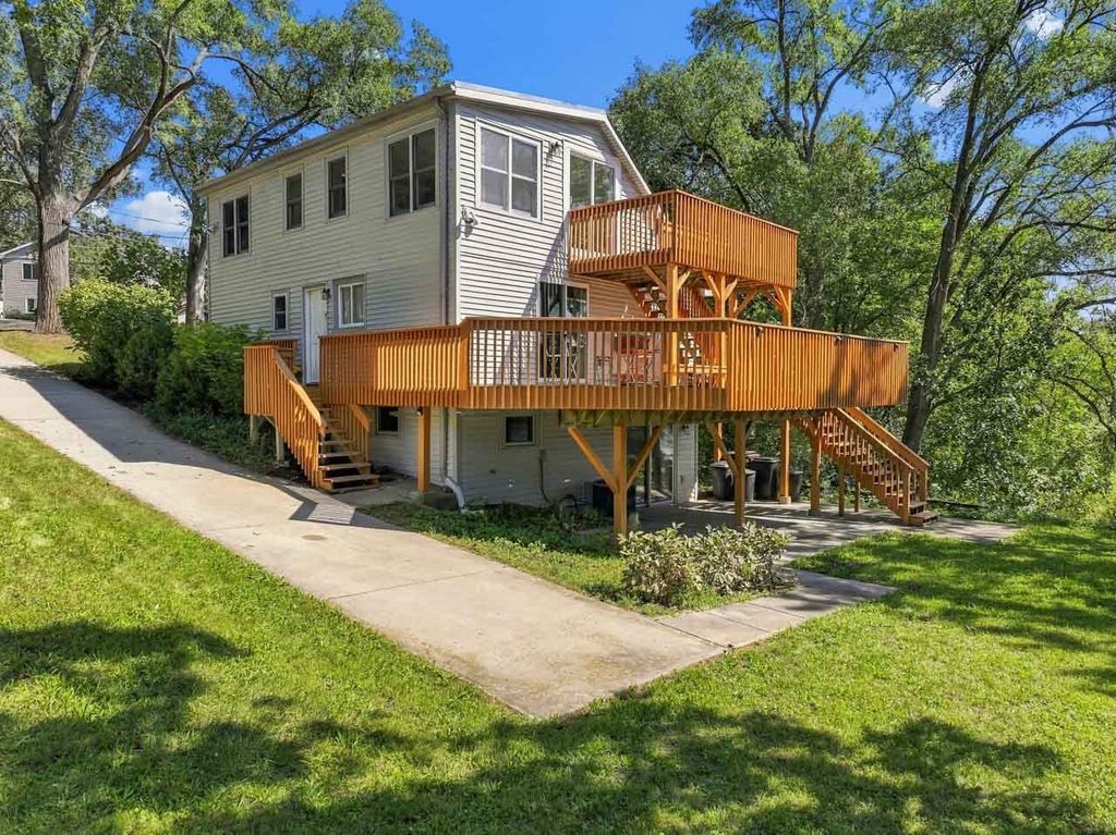 205 Hillside Drive, Island Lake, IL 60042