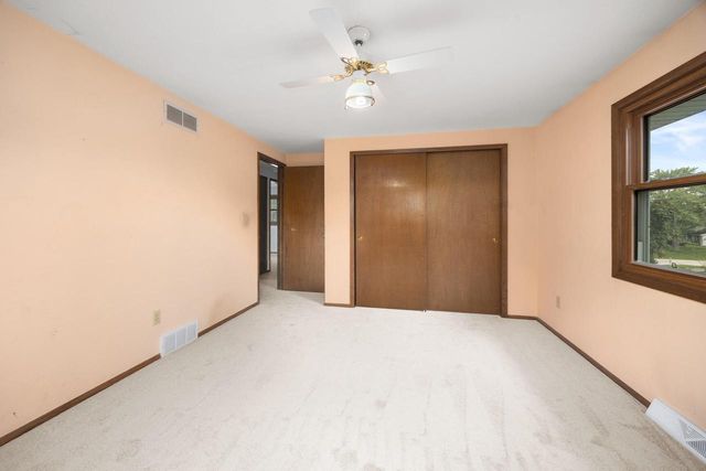 3635 S Loretta LANE, New Berlin, WI 53151